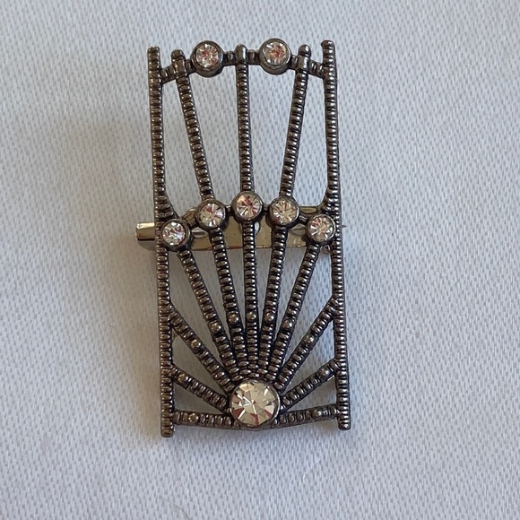 Vintage Pin Brooch with Eight Crystals. Nice to put on a scarf! - Picture 1 of 4
